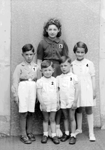 Annick Drouin (4), fille d’Émile Drouin (voir 41 Fi 215, vue 7) et Eulalie Rocard (voir 38 Fi 238), entourée d’enfants juifs accueillis par ses parents : Jacques Tazaïr (1), Maurice (2), Henri (3) et Paulette (5) Lacks, en 1942 (vue 1). Annick Drouin (2), avec Henri (1) et Maurice (3) Lacks, vers 1944 (vue 2).